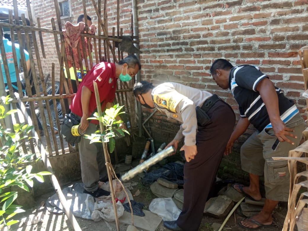 Polisi saat melakukan olah TKP peristiwa ledakan petasan yang menghancurkan jari tangan kanan Mochamad Siddiq Rohmatullah, bocah 12 tahun asal Desa Sentul, Kecamatan Tembelang, Kabupaten Jombang. (Foto: Istimewa)