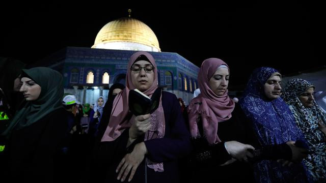 Para Muslimah sedang baca Al-Quran di Masjid Al-Aqsha, Yerusalem. (Foto: Istimewa)