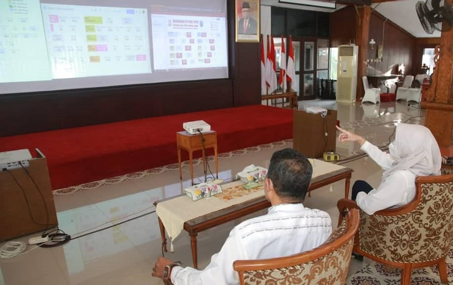 Bupati Puput Tantriana Sari (kanan) memantau proses hitung cepat hasil Pilkades di 62 desa di pendopo kabupaten setempat. (Foto: Ikhsan Mahmudi/Ngopibareng.id)