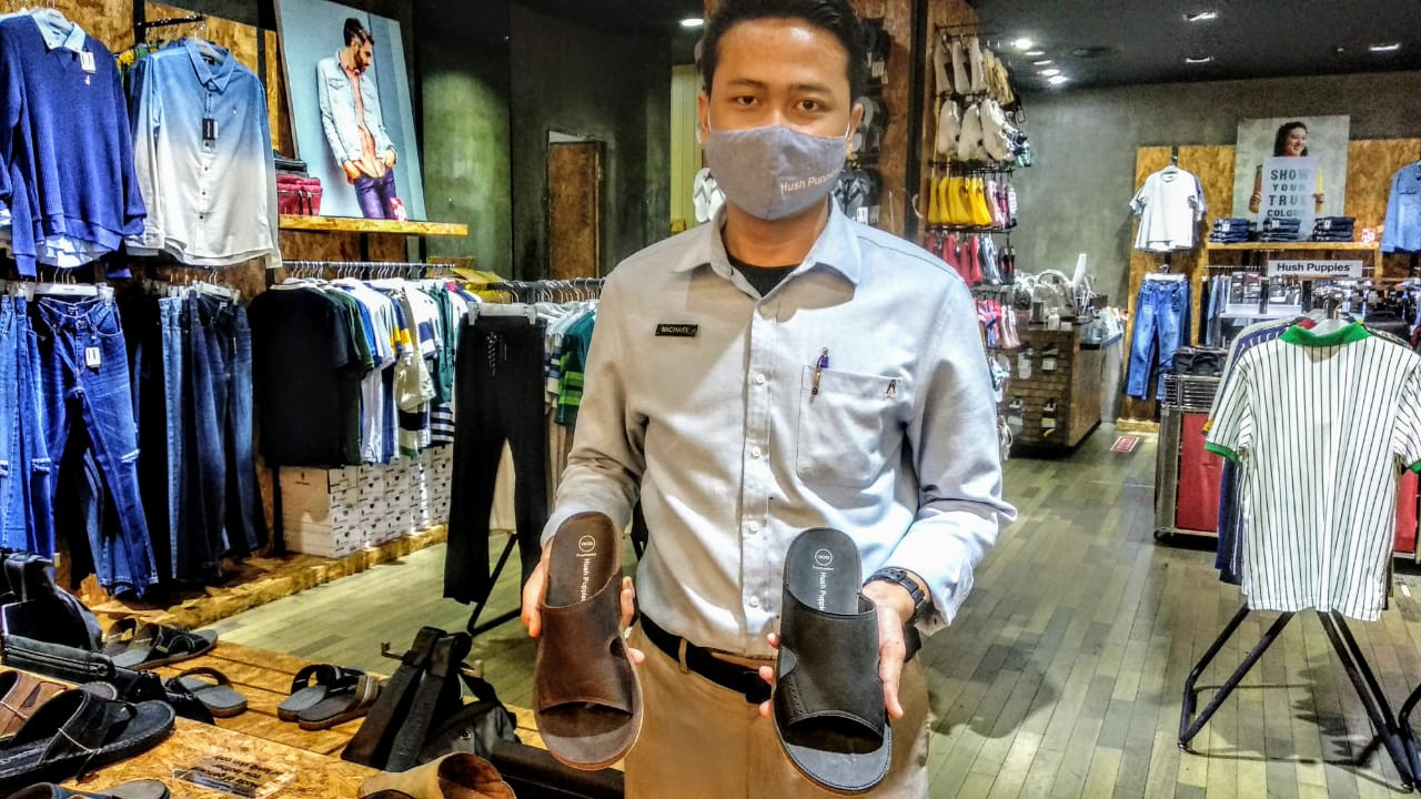 Michael Sanjaya, Sales Promotion Boy Hush Puppies Ciputra World Surabaya saat menunjukkan koleksi sandal terbarunya (Foto: Mutqiyyah Rizqi/Ngopibareng.id)