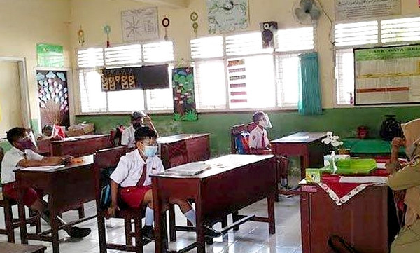 Siswa kelas 6 SD di Bondowoso menjalani ujian sekolah tatap muka di sekolah masing-masing dengan protokol kesehatan 3-M pada 3 - 7 Mei 2021. (foto: istimewa)