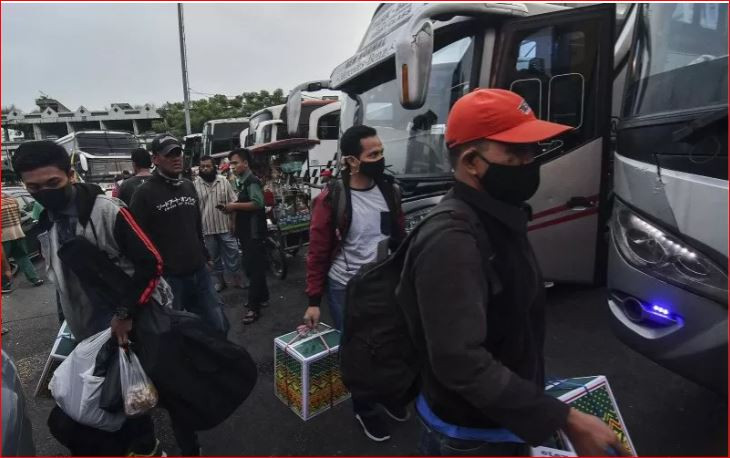 Sejumlah calon penumpang besiap menaiki bus di terminal Bekasi, Jawa Barat, Minggu 2 Mei 2021. (Foto: Antara/Fakhri Hermansyah)