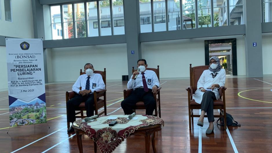 Rektor Universitas Brawijaya (UB), Nuhfil Hanani (tengah) saat memberikan keterangan pers terkait kuliah tatap muka pada semester depan (Foto: Lalu Theo/ngopibareng.id)