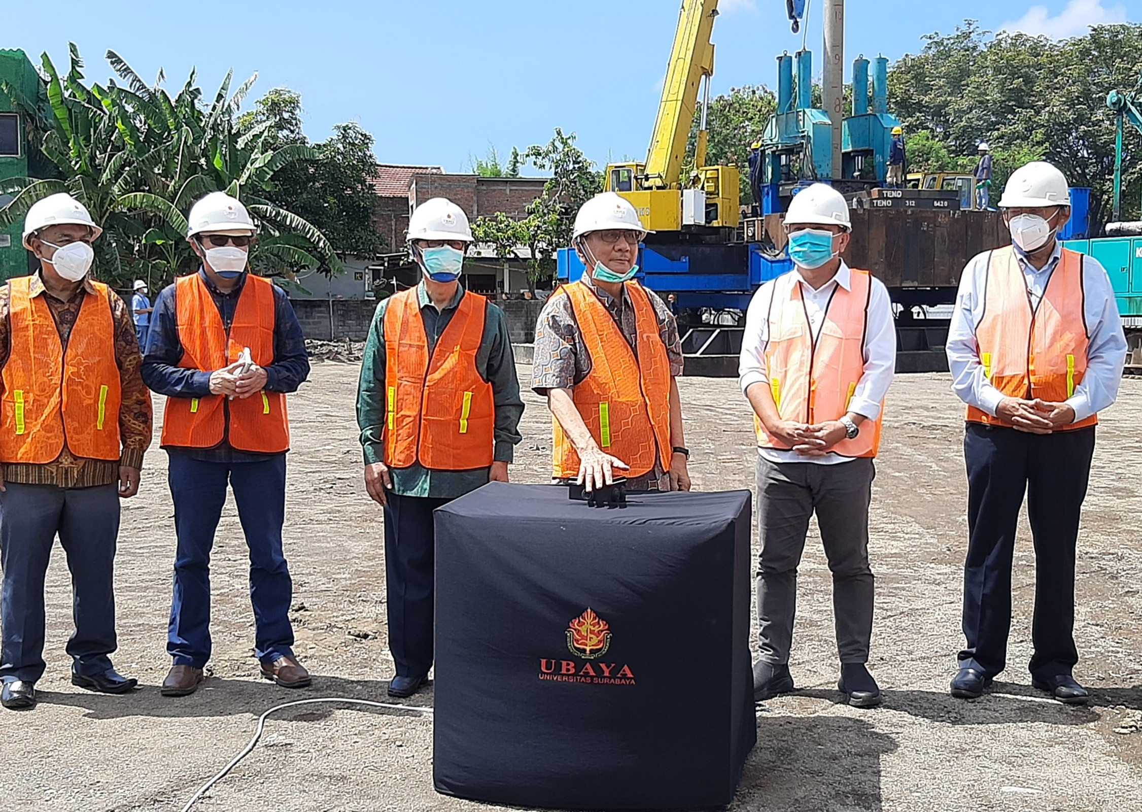 Groundbreaking pemancangan test pile pembagunan RS Ubaya. (Foto: Pita Sari/Ngopibareng.id)