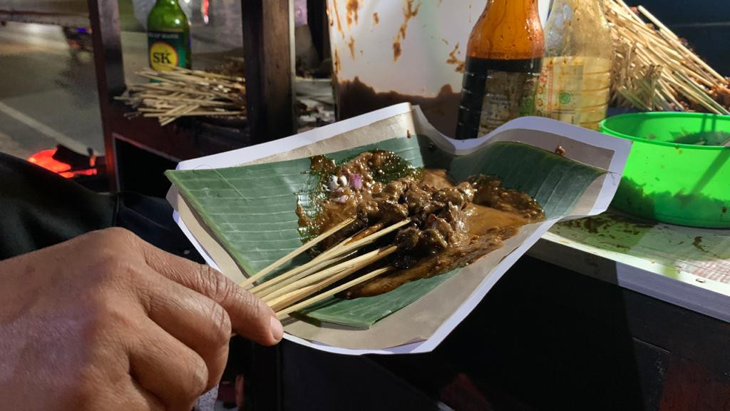 Satu porsi sate abah acil di Kelurahan Tlogomas, Lowokwaru, Kota Malang (Foto: Lalu Theo/ngopibareng.id)