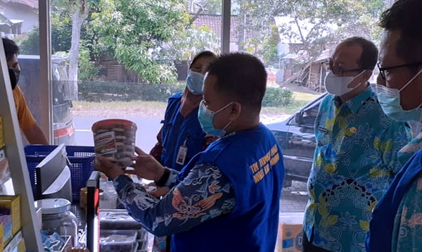 Petugas Dinas Kesehatan Pemkab Bondowoso saat melakukan sidak di pasar tradisional.(Foto: Guido Saphan/Ngopibareng.id)