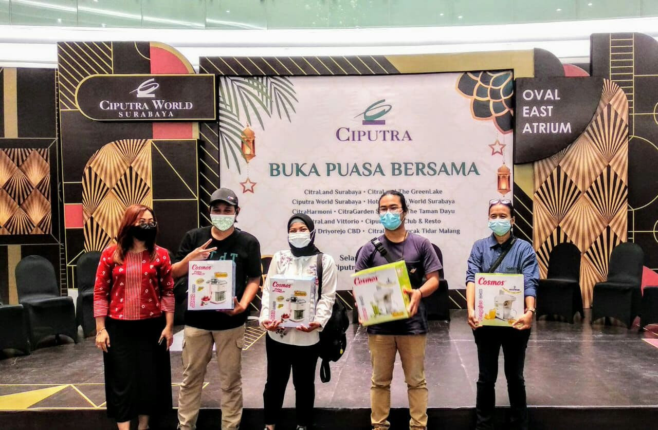 Para wartawan yang mendapat hadiah juicer di acara buka bersama Ciputra Group di Oval East Atrium Ciputra World (Foto: Mutqiyyah Rizqi/Ngopibareng.id)