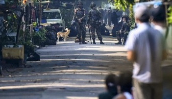 Militer Myanmar selalu berjaga-jaga melihat keadaan. (Foto: reuters)