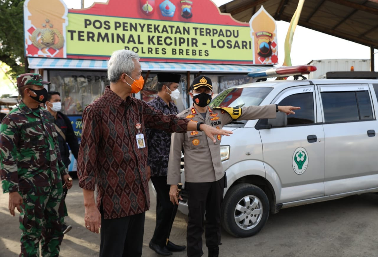 Ganjar di dampingi Kapolres Brebes mengecek pintu masuk pemudik di Brebes. (Foto: Dok Jateng)