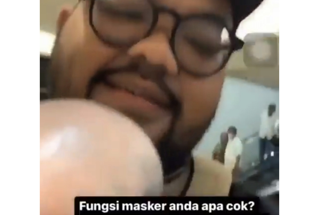 Potongan video pria mengolok pengunjung mall menggunakan masker (Foto: Istimewa)