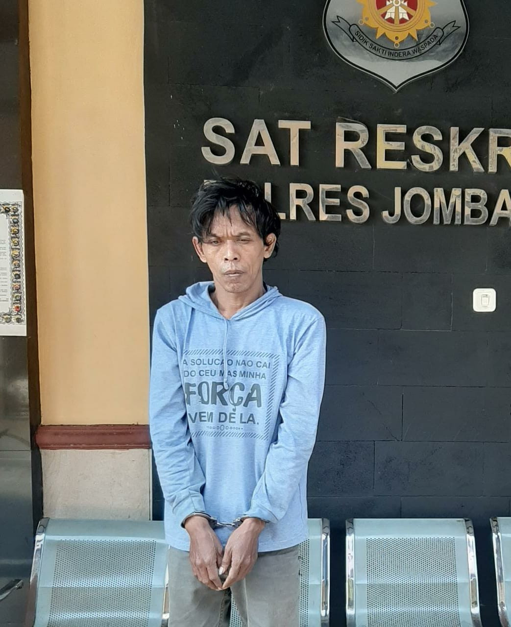 Mohammad Choirul Anwar, 38 tahun, warga Dusun Kedung, Desa Kedungrejo, Kecamatan Megaluh, dalam kondisi tangan terborgol di depan Satreskrim Polres Jombang. (Foto: Istimewa)