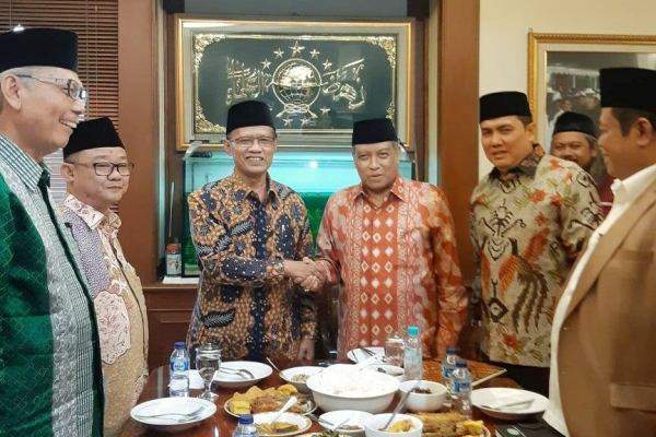 Prof KH Said Aqil Siroj (Ketua Umum PBNU) dan Prof Haedar Nashir (Ketua Umum PP Muhammadiyah) persahabatan Islam moderat. (Foto: dok/Ngopibareng.id)