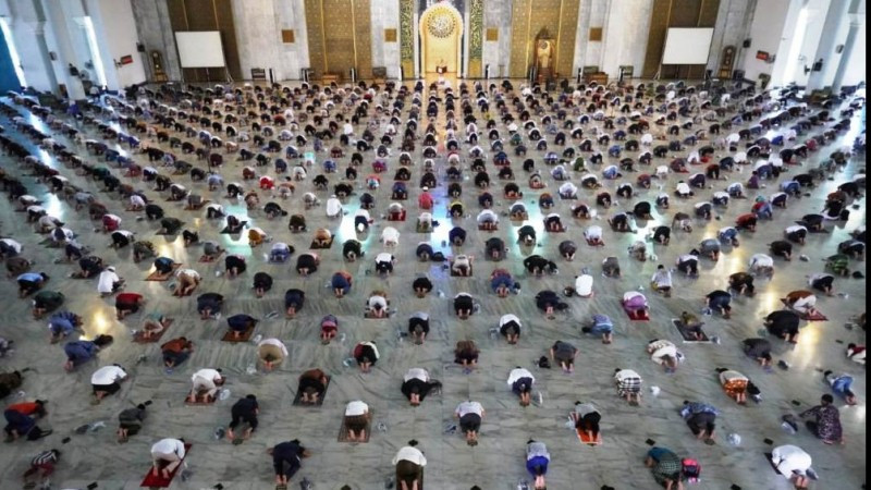 Salat berjamaah di masa pandemi Covid-19 tertata rapi di Masjid Al-Akbr, Surabaya. (Foto: Istimewa)