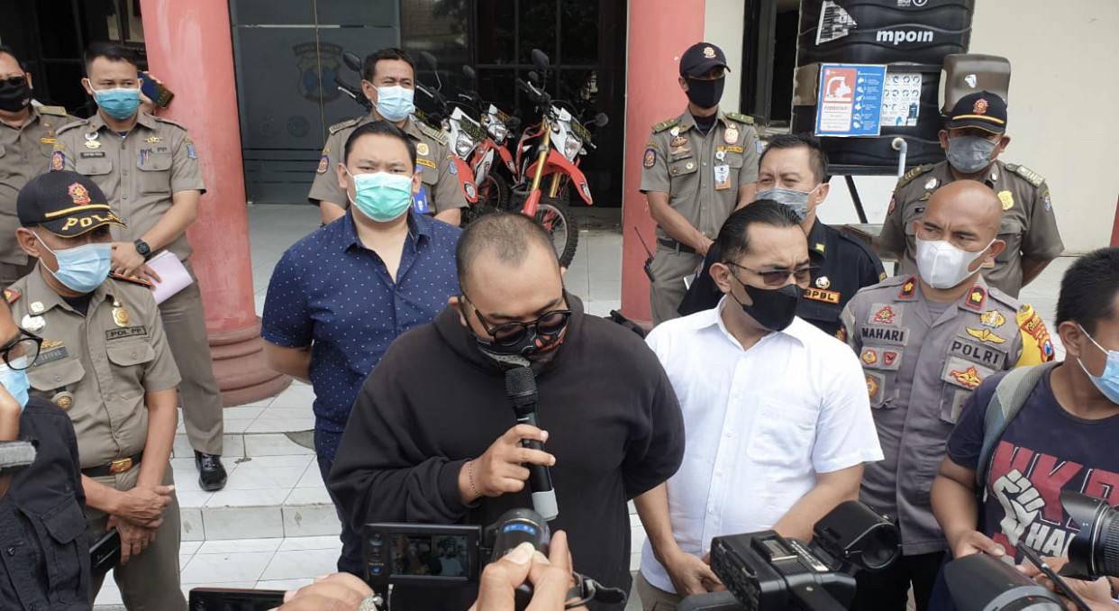 Pelaku yang mengolok pengunjung mall di Surabaya yang menggunakan masker (Foto: Andi Dwi/Ngopibareng.id)