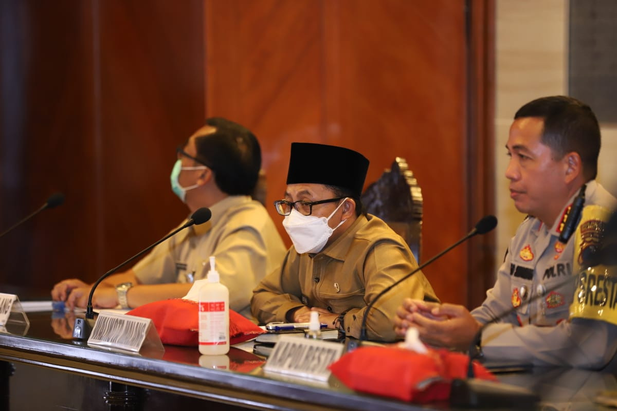 Walikota Malang, Sutiaji (tengah) dan Kapolresta Malang Kota, Kombes Pol, Leonardus Simarmata (kanan) saat acara Rakor Kesiapan Operasi Kepolisian Ketupat Semeru 2021 di Balaikota Malang (Foto: istimewa)