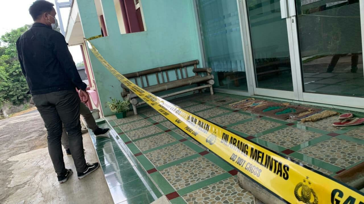 Fakta pekerja klinik kecantikan disiram BBM dan dibakar hidup-hidup di Malang. Tampak depan lokasi korban bekerja di Kalipare, Kabupaten Malang. (Foto: Lalu Theo/Ngopibareng.id)