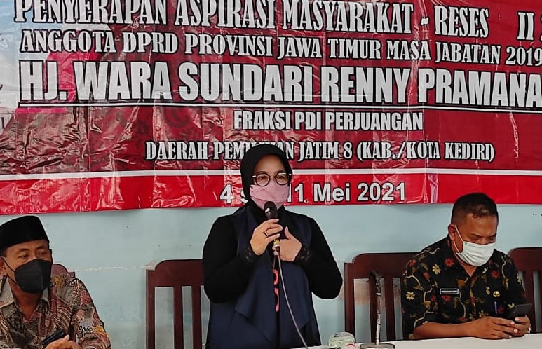 Wakil Ketua Komisi E mengikuti kegiatan penyerapan aspirasi masyarakat (reses) di Balai Desa Sumberagung Kecamatan Plosoklaten, Rabu, 5 Mei 2021. (Foto: Fendhy Plesmana/Ngopibareng.id)