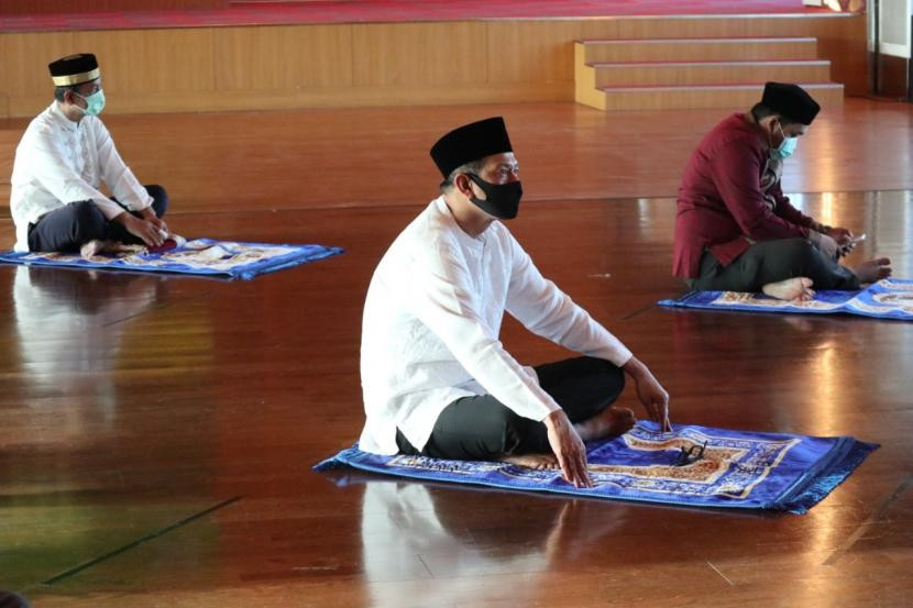 Ibadah salat dengan jaga jarak