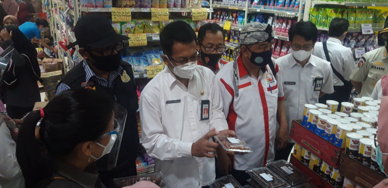 Tim dari Pemkot Probolinggo saat melakukan sidak di sebuah toko swalayan di Kota Probolinggo. (Foto: Ikhsan Mahmudi/Ngopibareng.id)