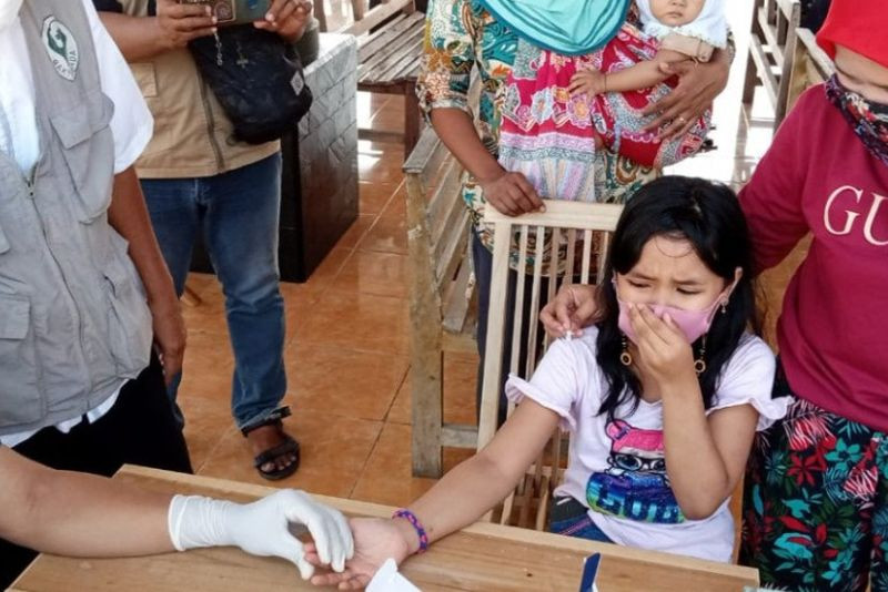 Seorang anak di Desa Banyuurip, Kalidawir, Tulungagung harus menjalani rapid tes menyusul 6 warga meninggal karena Covid-19. (Foto: Antara)