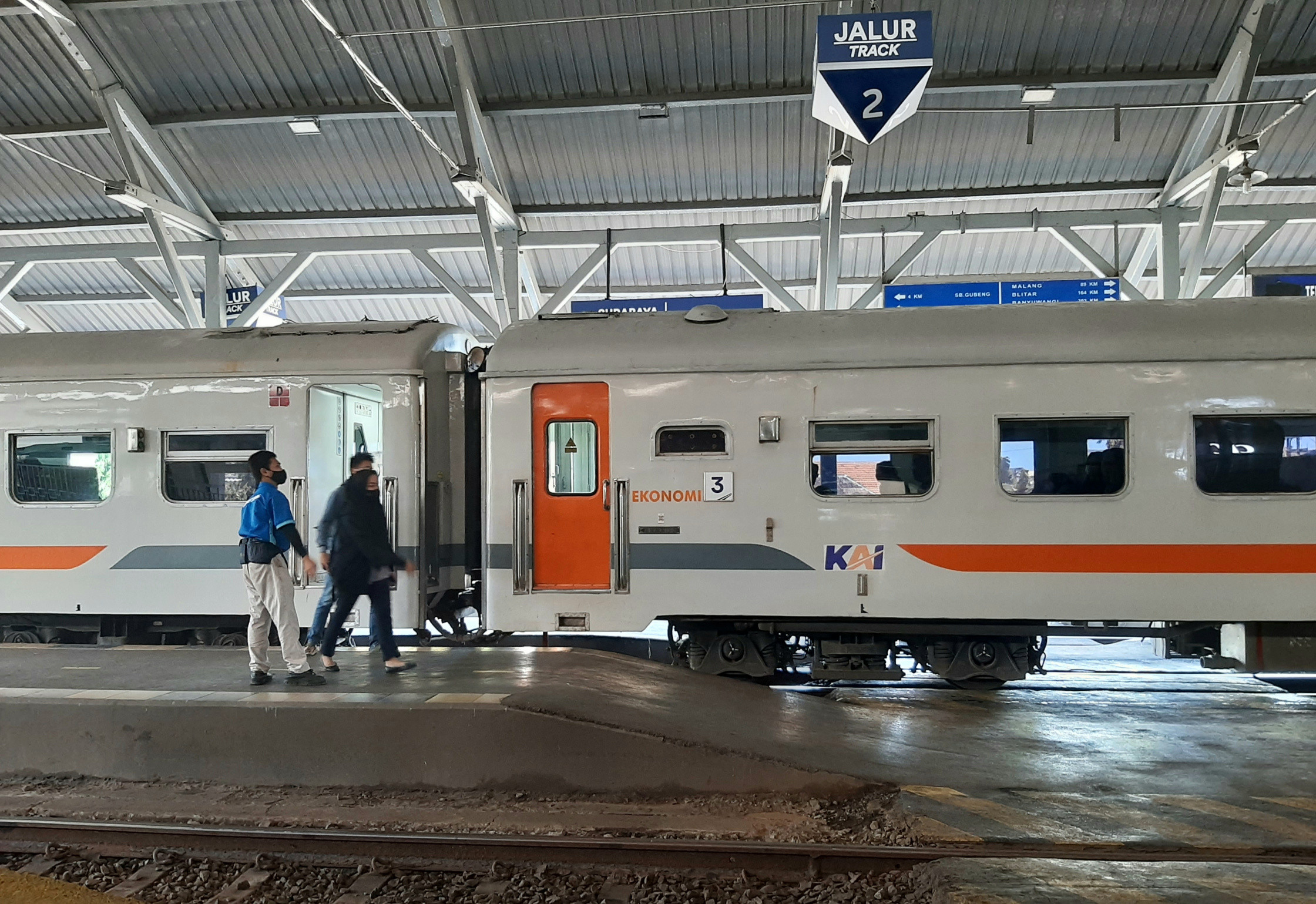 Ilustrasi keberangkatan KA di Stasiun Wonokromo. (Foto: Pita Sari/Ngopibareng.id)