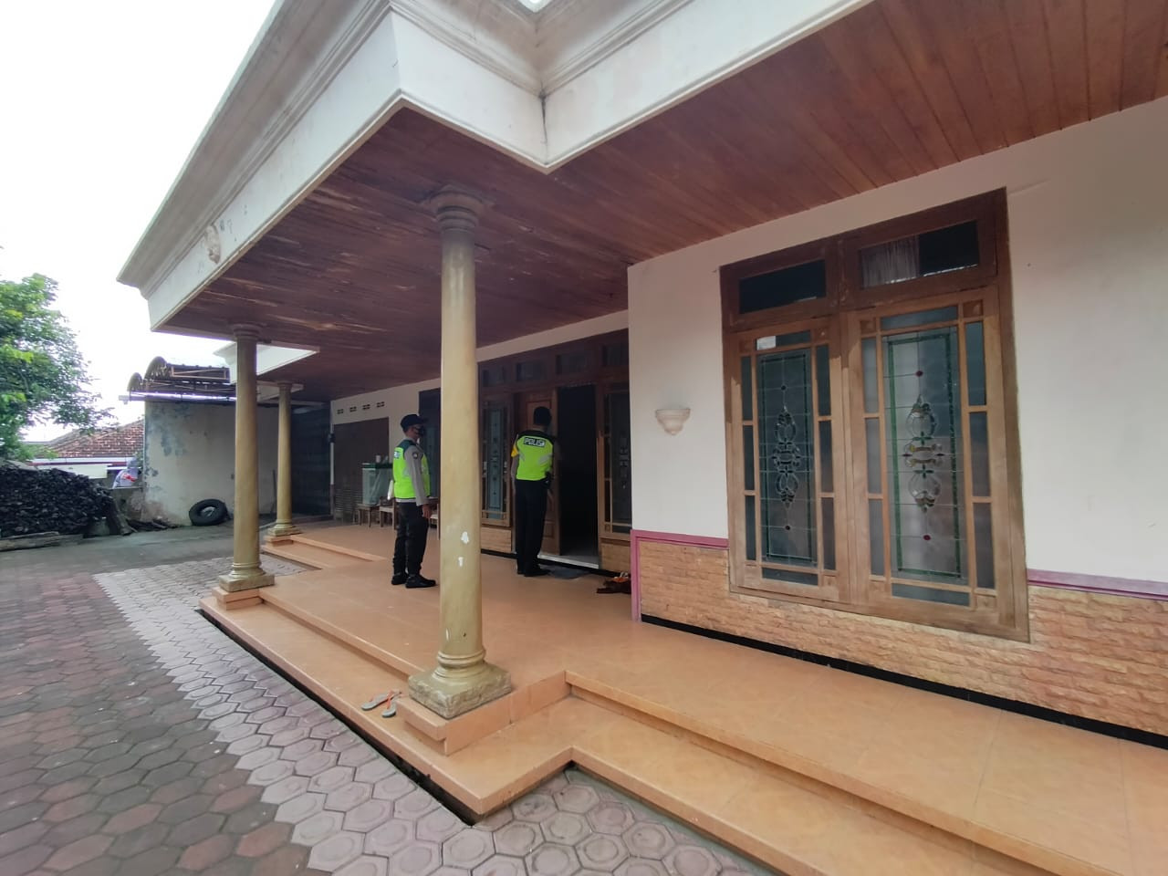 Rumah mertua perawat Eva Sofiana Wijayanti di Malang, menjadi korban pembakaran. (Foto: Lalu Theo/Ngopibareng.id)