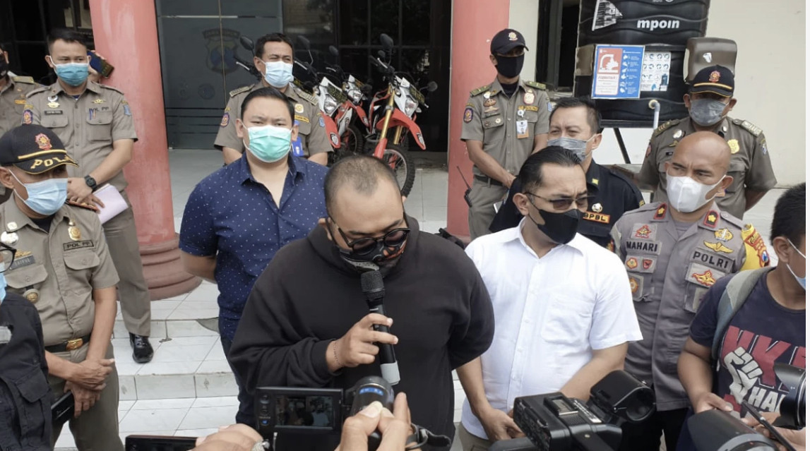 Pelaku yang mengolok pengunjung mall di Surabaya yang menggunakan masker (Foto: Andi Dwi/Ngopibareng.id)