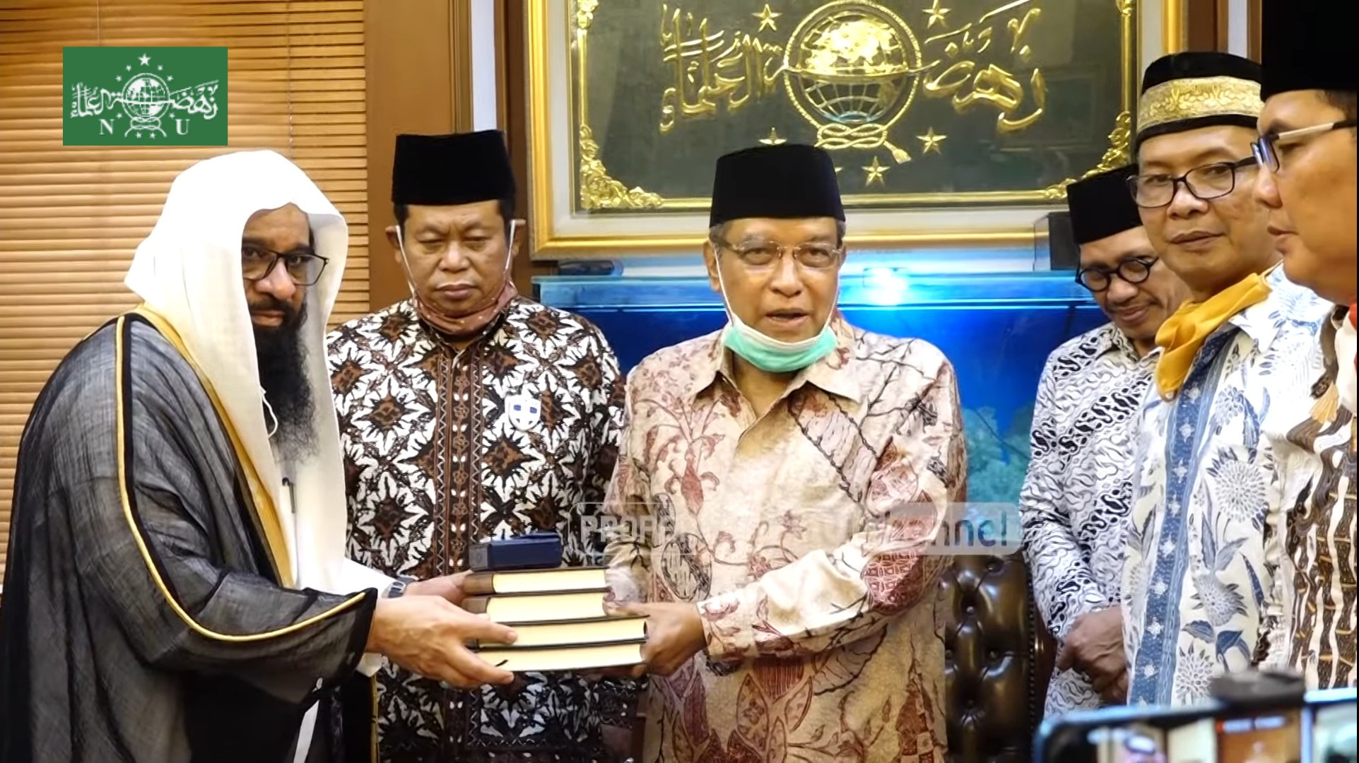 Syaikh Ahamad AL-Azmi menyampaikan cenderamata Mushaf dan Tafsir Al-Qur’an serta 250 paket sembako, diterima KH Said Aqil Siroj. (Foto: Istimewa)