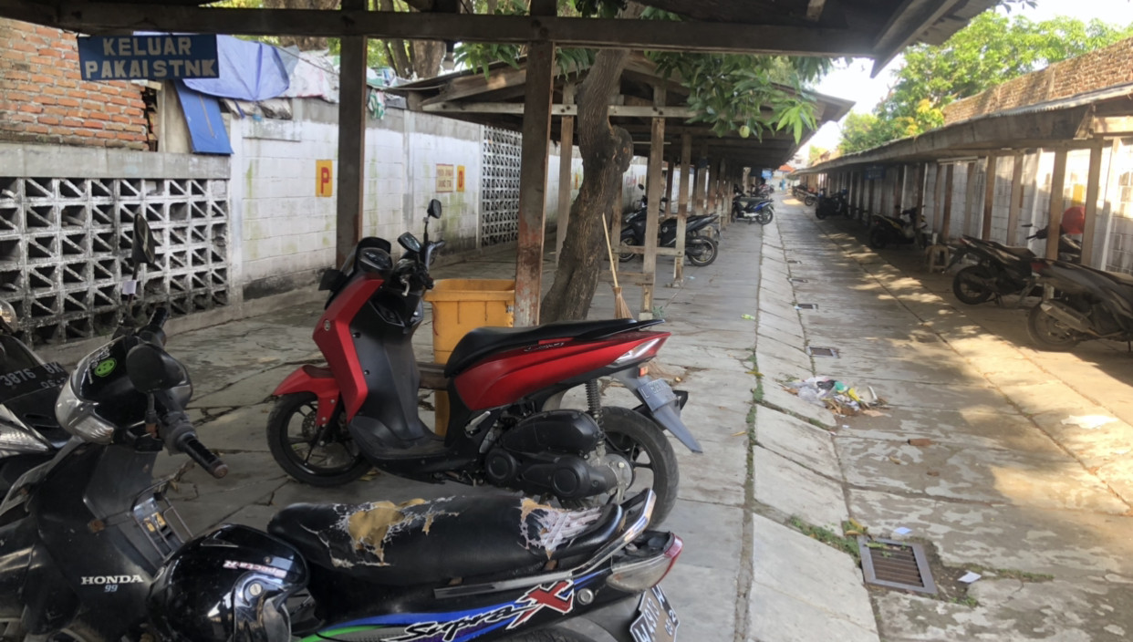 Suasana sepi di salah satu tempat parkir di sekitar Terminal Purabaya Surabaya alias Bungurasih. (Foto: Andhi Dwi/Ngopibareng.id)