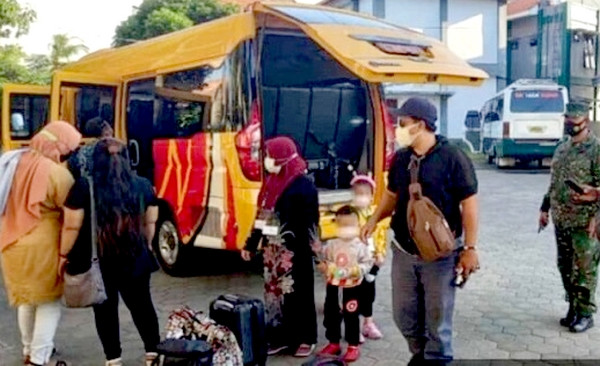 Pekerja migran pulang dari Malaysia dijemput Satgas Covid-19 tiba di Situbondo langsung dikarantina selama tiga hari. (foto: istimewa)