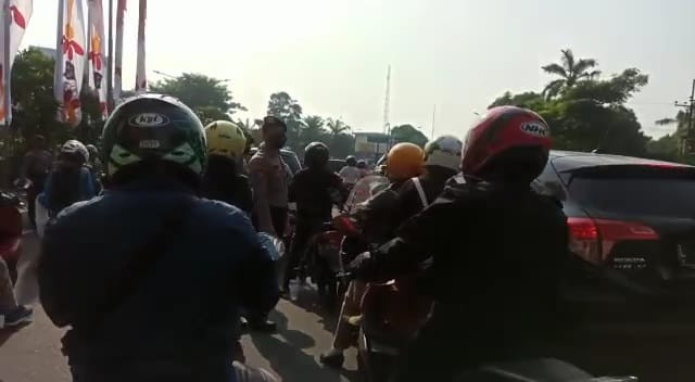 Keruwetan yang terjadi di hari pertama penyekatan di depan Mal Cito. (Foto: Alief Sambogo/Ngopibareng.id)