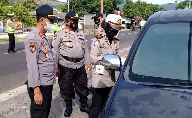 Kasatlantas Polres Situbondo AKP Anindita Harcahyaningdyah memimpin petugas gabungan memeriksa kendaraan pada awal larangan mudik lebaran di pospam penyekatan pemudik, Kamis 6 Mei 2021. (foto: istimewa/ngopibareng.id)