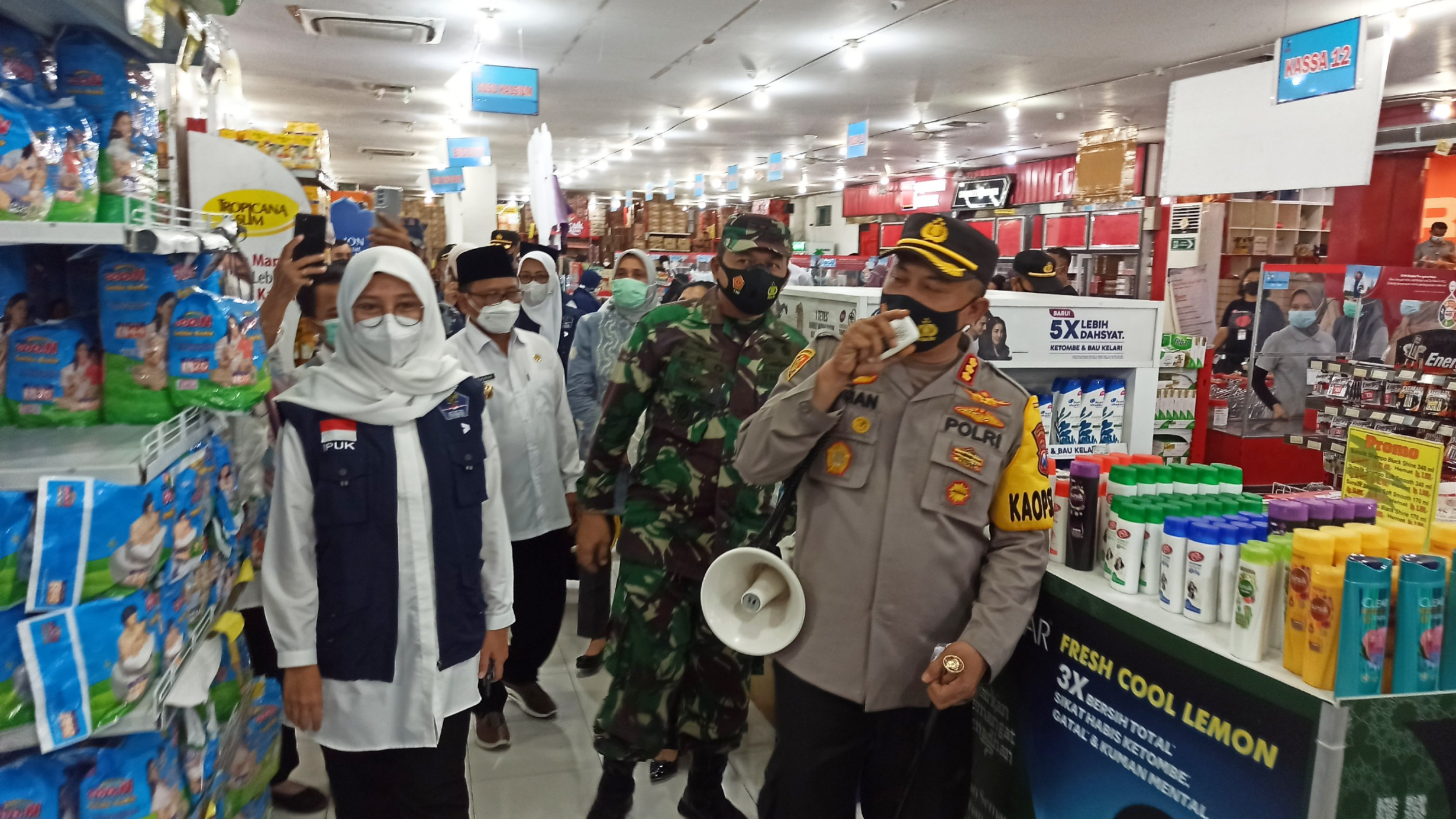 Kapolresta Banyuwangi Kombespol Arman Asmara Syarifuddin bersama Bupati Banyuwangi Ipuk Fiestiandani, Dandim Letkol Infanteri Yuli Eko Purwanto meninjau pusat perbelanjaan sambil memberikan himbauan pada masyarakat (foto:Muh Hujaini/Ngopibareng.id)