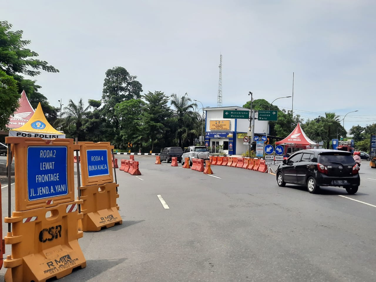 Kondisi jalan Ahmad Yani depan CITO di hari pertama penyekatan pada siang hari. (Foto: Alief Sambogo/Ngopibareng.id)