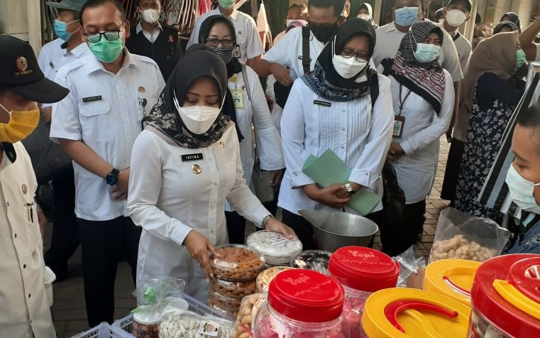 Bupati Mojokerto Ikfina Fahmawati didampingi Plt. Kadisperindag Iwan Abdillah saat sidak pangan di Pasar Dinoyo.(Foto: Deni Lukmantara/Ngoibareng.id)