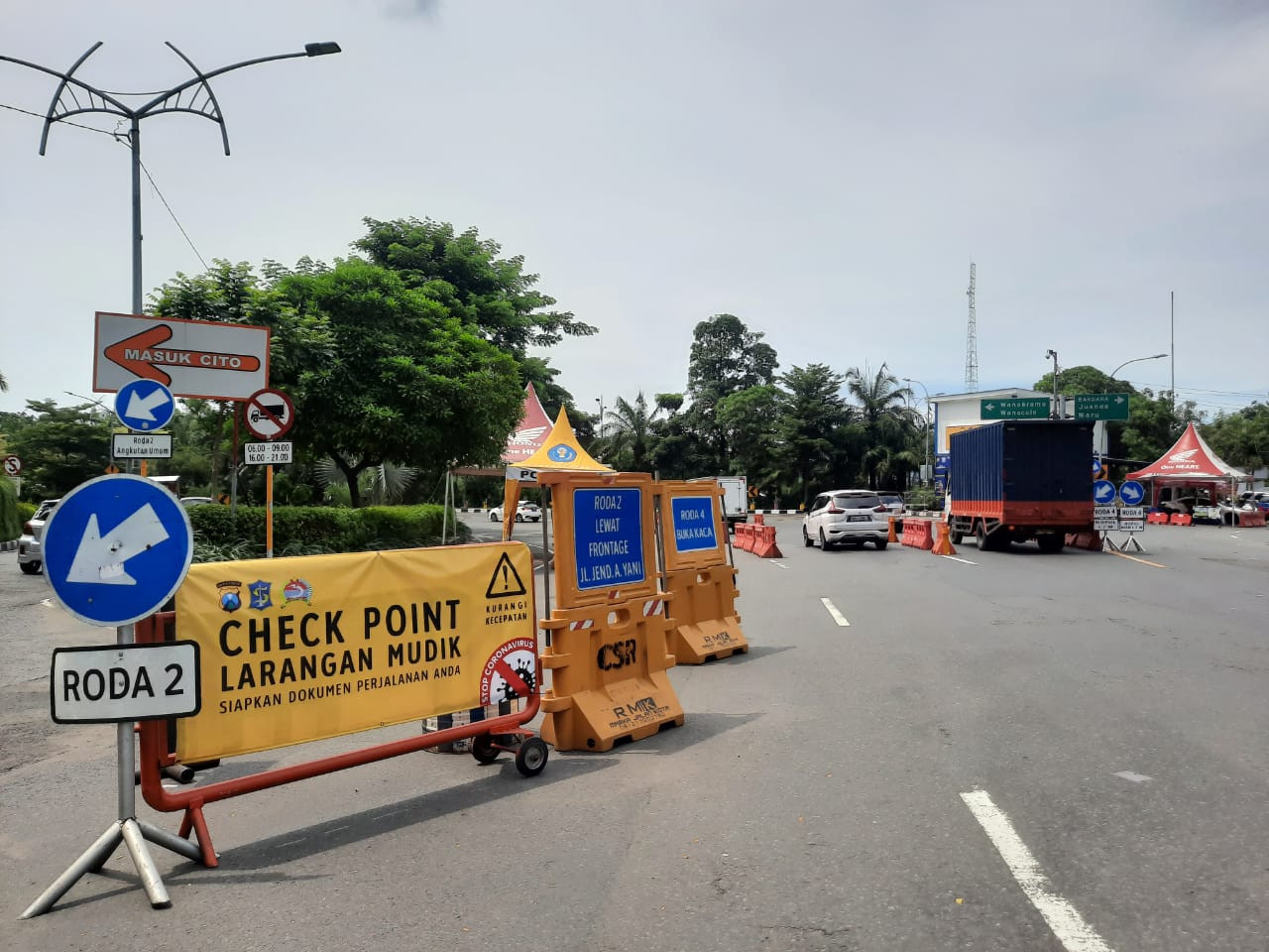 Penyekatan larangan mudik di depan Mal Cito. Perbatasan Surabaya-Sidoarjo. (Foto: Alief Sambogo/Ngopibareng.id)