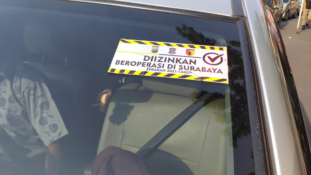 Stiker khusus yang diberikan bagi warga Surabaya dengan kendaraan non plat L dan W. (Foto: Satpol PP Kota Surabaya)