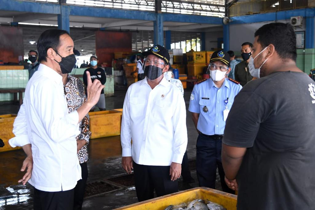 Presiden Jokowi saat mengunjungi Pusat Pemasaran dan Distribusi Ikan (PPDI) Brondong dalam kunjungan kerjanya ke Kabupaten Lamongan, Provinsi Jawa Timur, Kamis, 6 Mei 2021. (Foto: Setpres)