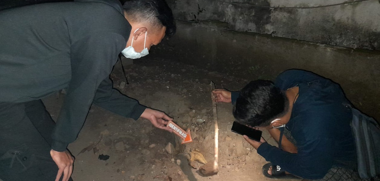 Di sinilah lokasi janin bayi terbungkus kresek hitam di pemakaman umum di Mojokerto ditemukan. (Foto: Deni Lukmantara)