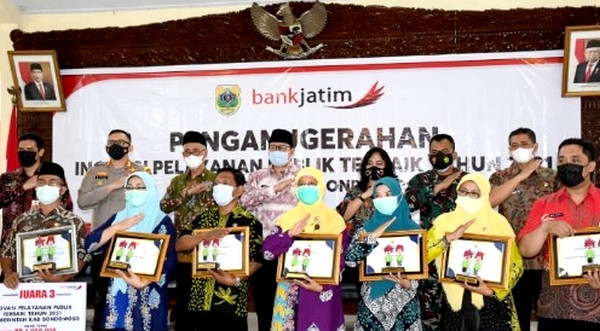 Bupati Bondowoso KH.Salwa Arifin dan pejabat Forkopimda bersama 10 lembaga penerima penghargaan Inovasi Pelayanan Terbaik Bondowoso 2021 di pendapa bupati, Kamis 6 Mei 2021. (foto: istimewa/ngopibareng.id)