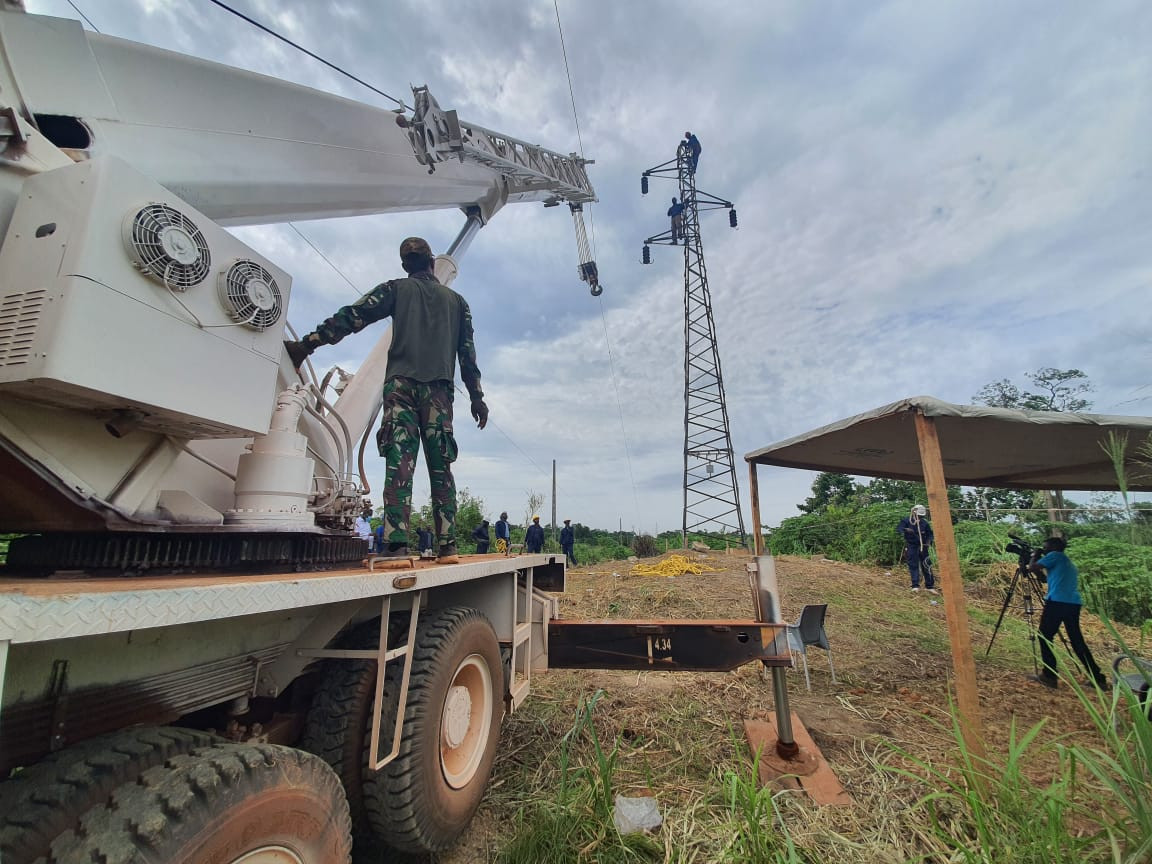 Perbaikan tower di Distrik 18 Ombella, Kota Bangui, Republik Afrika Tengah, dilakukan Satgas Kompi Zeni (Kizi) Kontingen Garuda (Konga) XXXVII-G. (Foto: Istimewa)