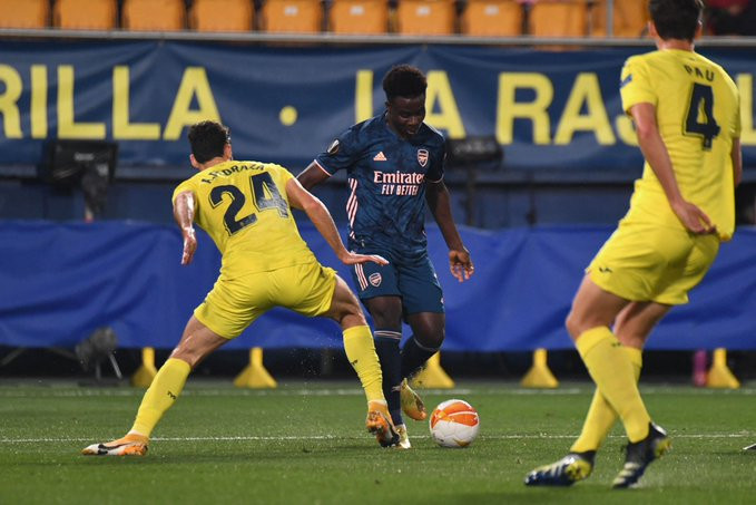 Bukayo Saka saat beraksi di leg pertama semifinal Liga Europa 2020-2021 di kandang Villareal. (Foto: Twitter/@Arsenal)