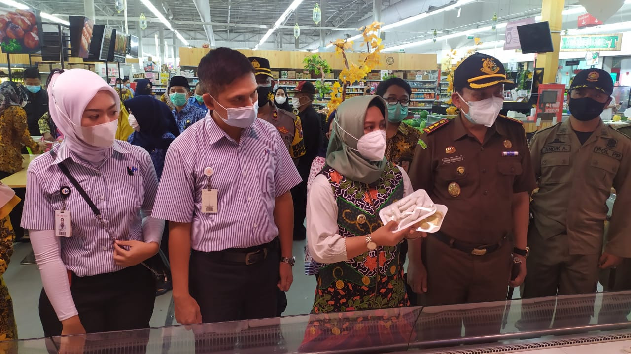 Walikota Mojokerto  Ika Puspitasari saat menemukan produk makanan kemasan tanpa ada tanggal kedaluwarsa. (Foto: Deni Lukmantara/Ngopibareng.id)