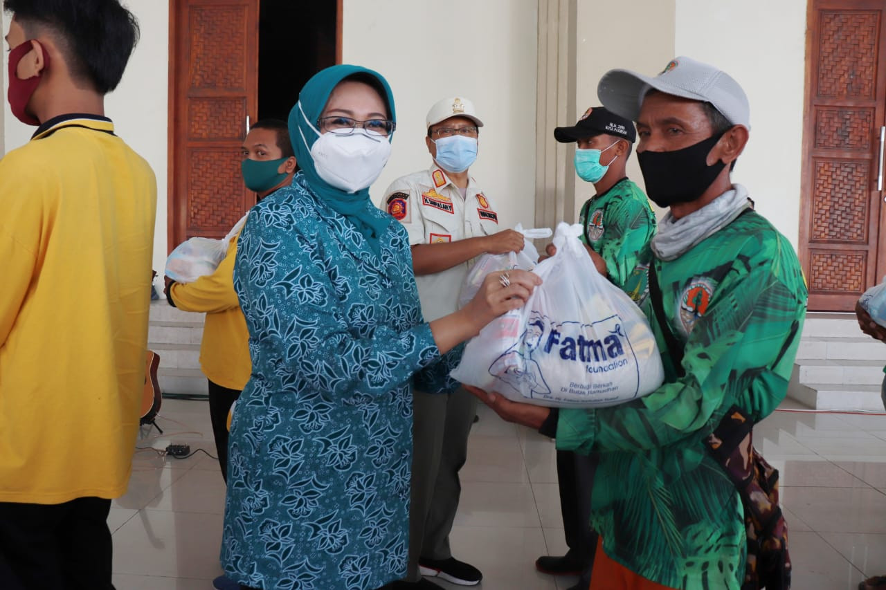 Fatma Foundation dan Tim Penggerak PKK Kota Pasuruan membagikan 2.000 paket sembako, di Gedung Kesenian Kota Pasuruan, Rabu 5 Mei 2021). (Foto: Istimewa)