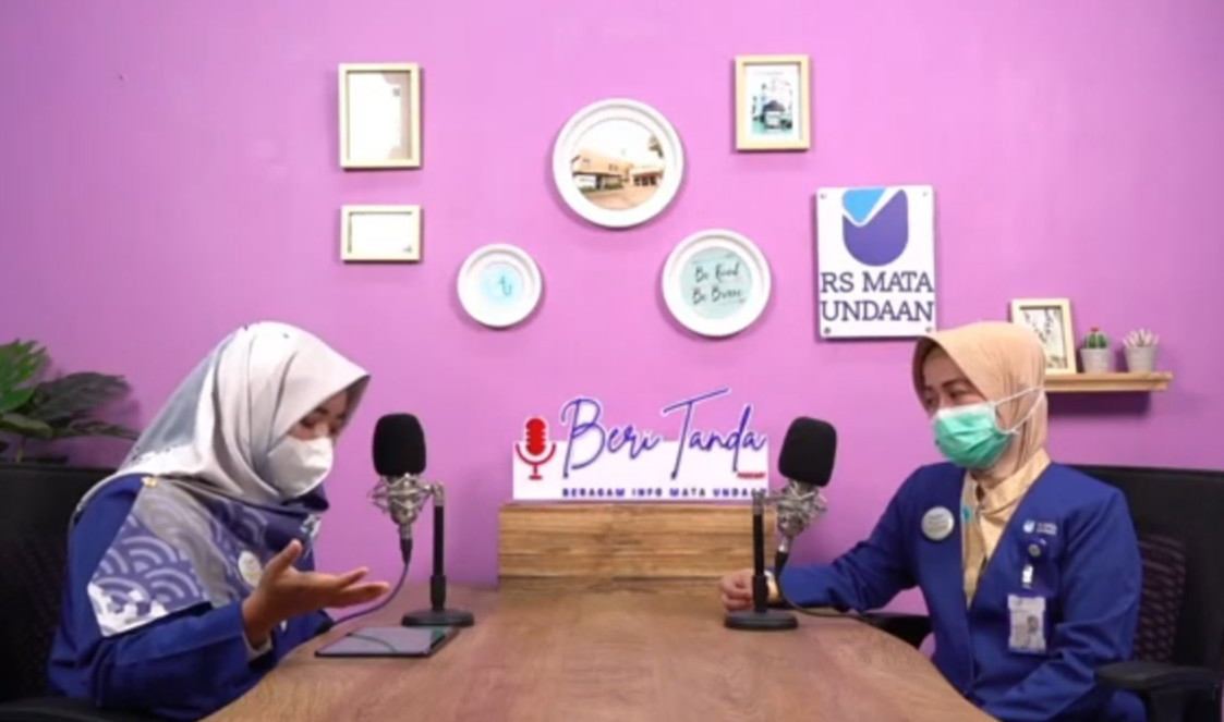 Manager Surabaya Advanced Lasik Center (SALC), Larashati Wulyatie SKep Ns dalam talkshow interaktif RS Mata Undaan. (Foto: isrimewa)