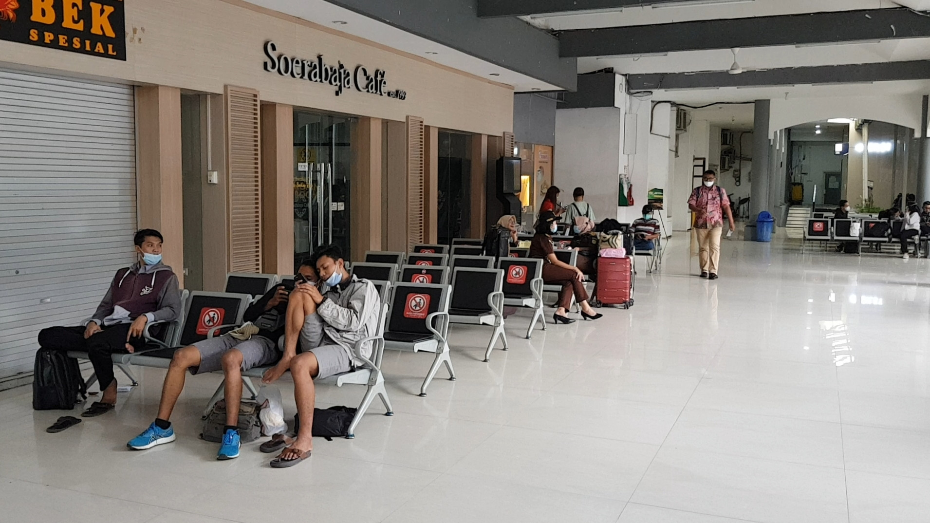 Suasana Stasiun Gubeng Surabaya yang tampak sepi dalam masa larangan mudik. (Foto: Fariz Yarbo/Ngopibareng.id)