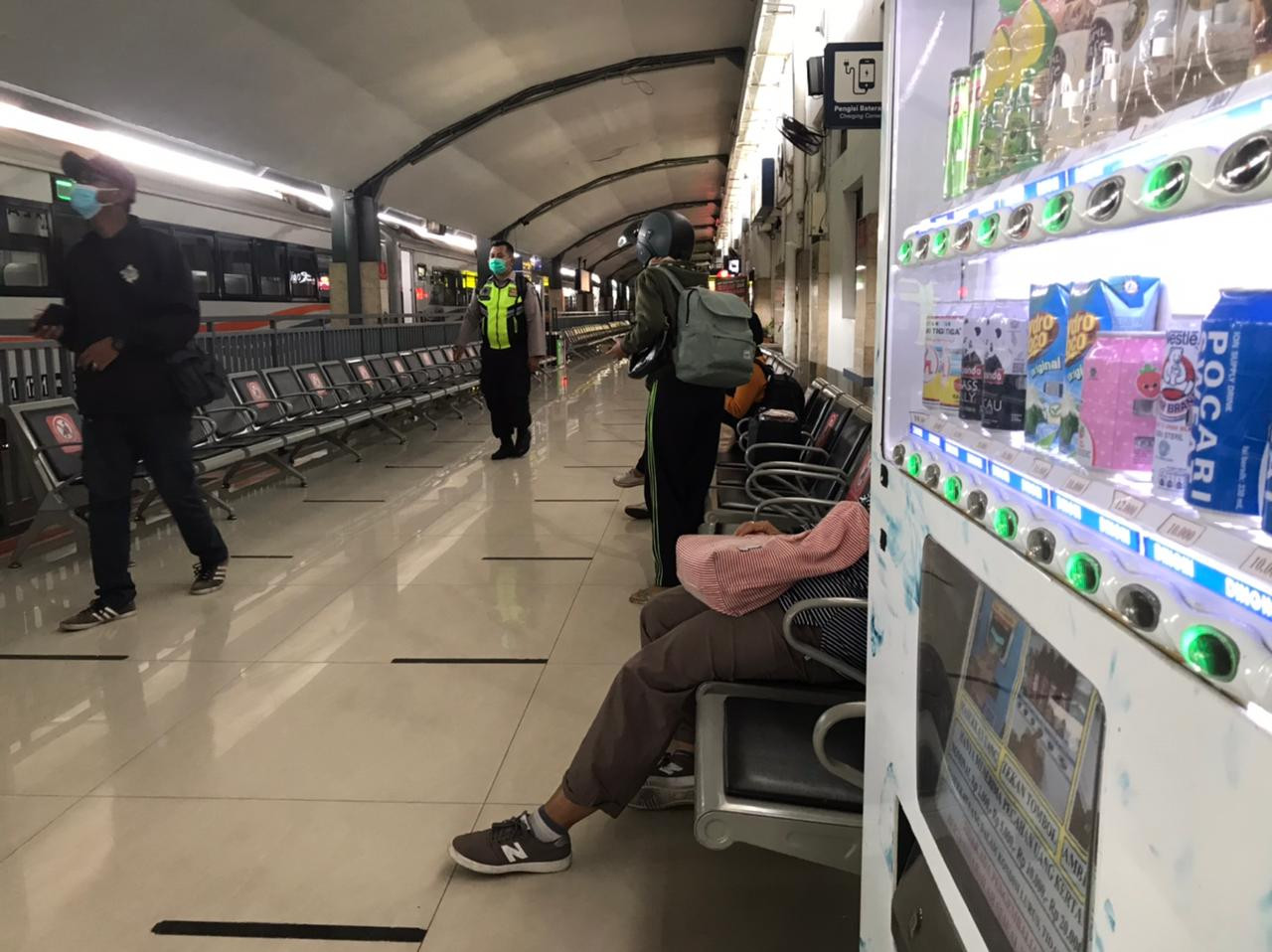 Suasana Stasiun Malang Kota Baru sepi, saat kebijakan larangan mudik sudah diberlakukan. (Foto: Lalu Theo/Ngopibareng.id)