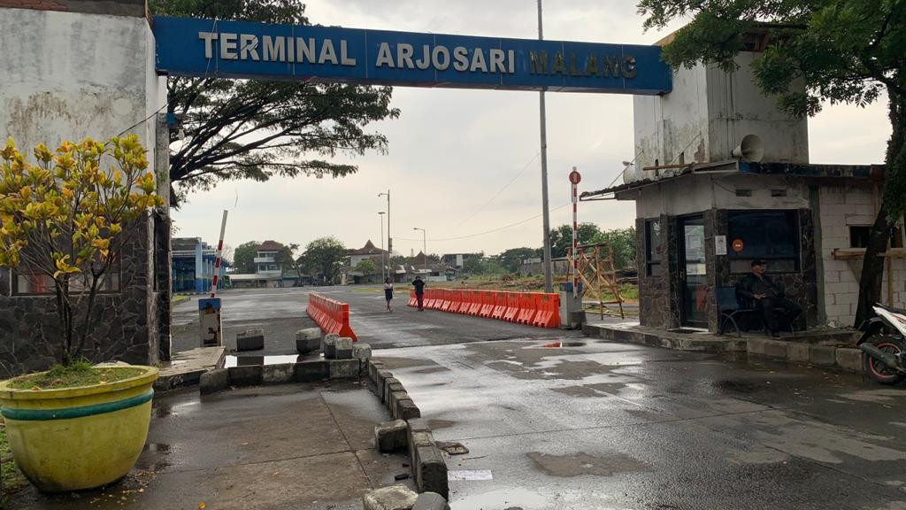 Suasana di Terminal Arjosari, Kota Malang tampak sepi dari hilir mudik kendaraan (Foto: Lalu Theo/ngopibareng.id)