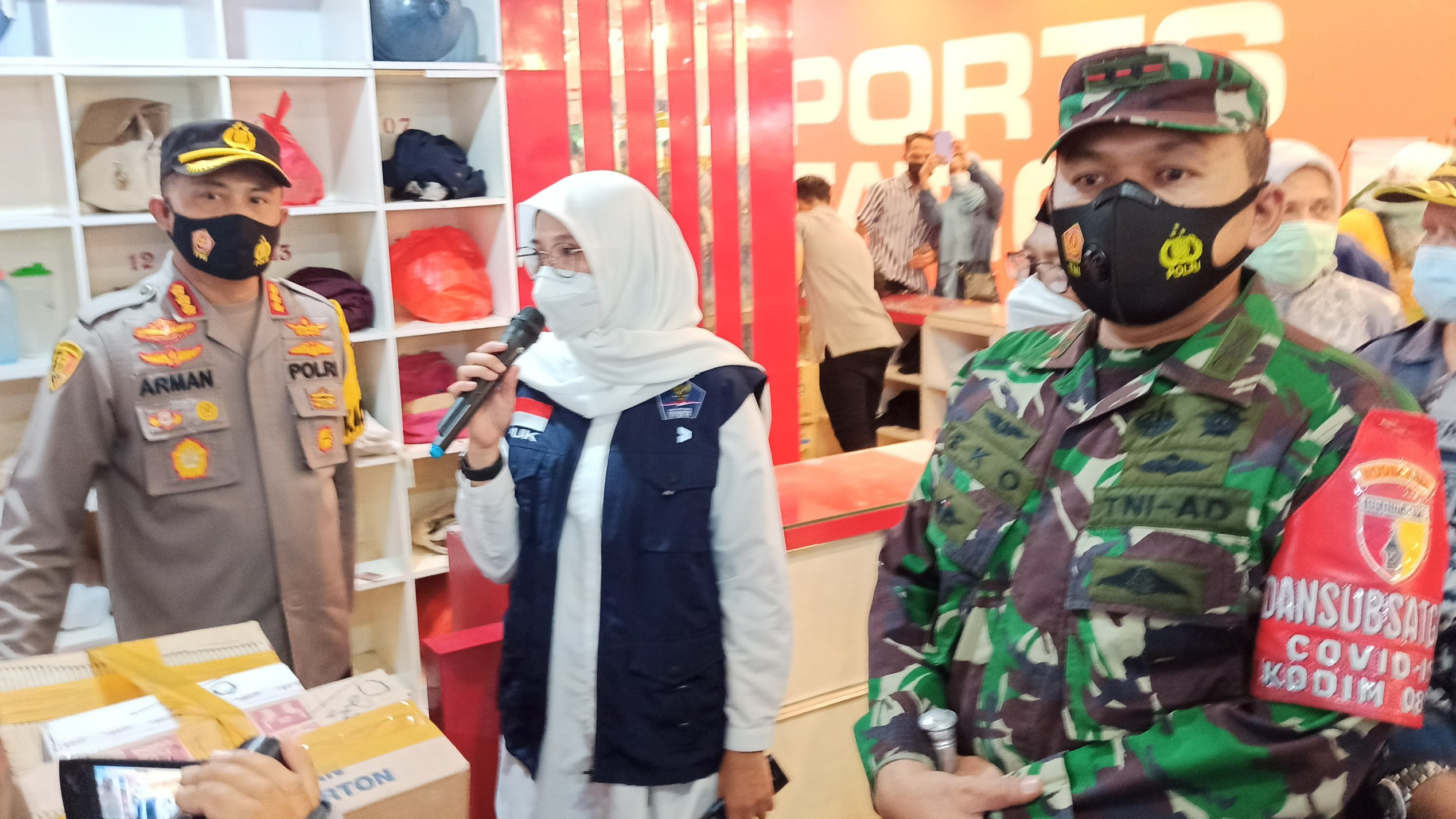 Bupati Banyuwangi Ipuk Fiestiandani (tengah) bersama Kapolresta Banyuwangi Kombespol Arman Asmara Syarifuddin dan Dandim  0825 Banyuwangi Letkol Infanteri Yuli Eko Purwanto memberikan himbauan pada pengunjung pusat perbelanjaan untuk tetap mematuhi Protokol kesehatan (foto:Muh Hujaini/Ngopibareng.id)