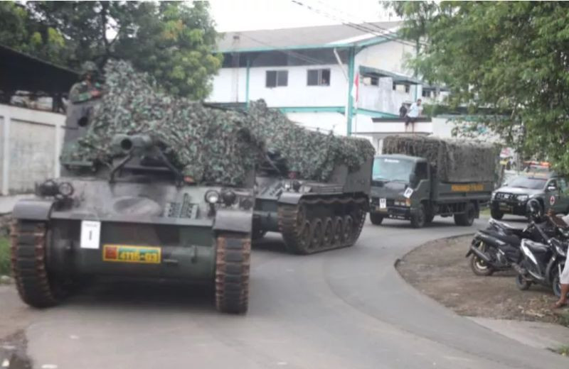 Foto iring-iringan tank yang diberi narasi hoaks soal menghalau pemudik. (Foto: Istimewa)